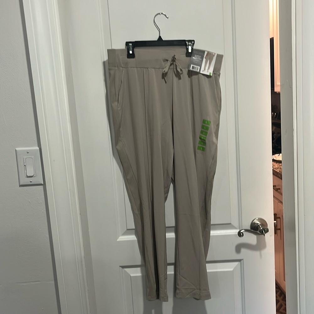 Women’s woven pants